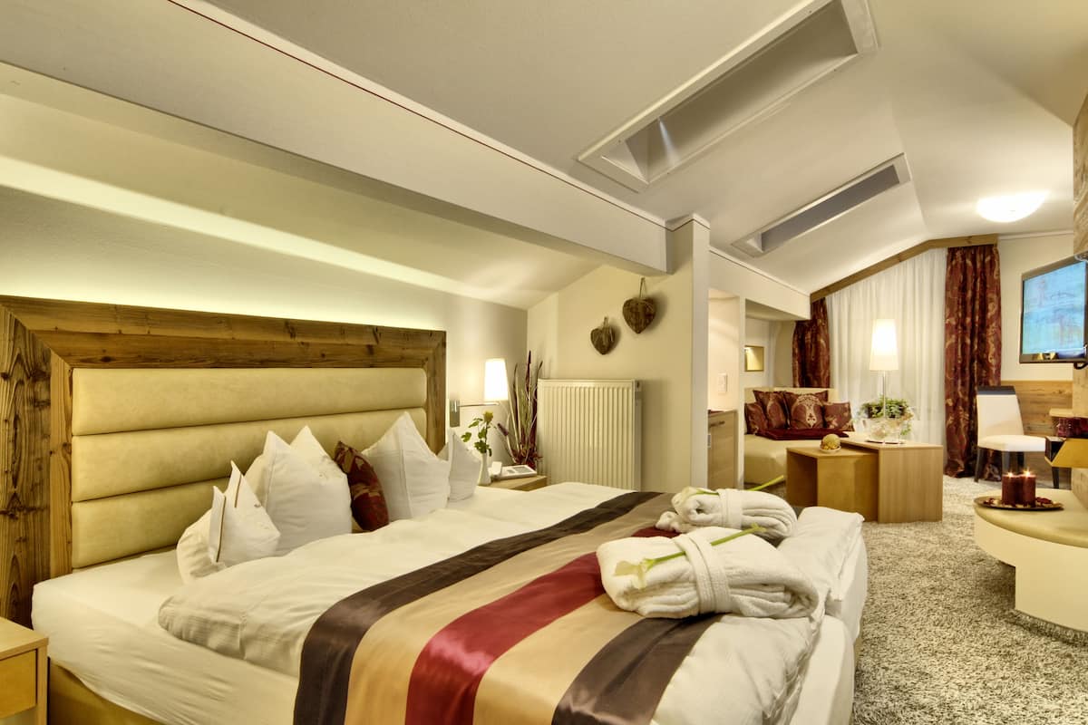 superior suite | hypo-allergenic bedding, minibar, in-room safe, desk