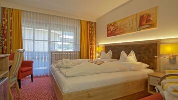 Allergivenligt sengetøj, minibar, pengeskab på værelset, skrivebord