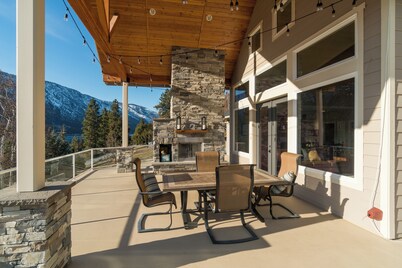 Lake View Home across from Willow Point Park