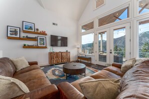 Smart TV, fireplace - Lake View Home across from Willow Point Park (Manson)