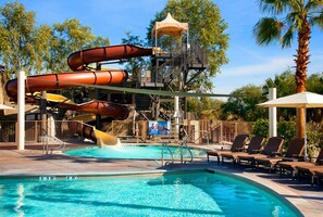 Piscina all'aperto, una piscina riscaldata