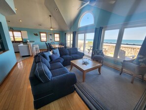 Älytelevisio, DVD-soitin, pöytäjalkapallopöytä, stereot