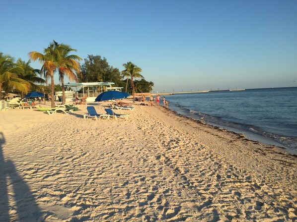 كراسي للتشمس، مناشف للشاطئ