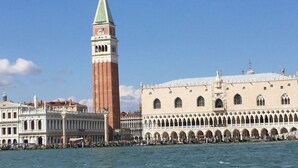 Un bâtiment historique doté d’une tour imposante et d’une série d’arcades le long du front de mer.