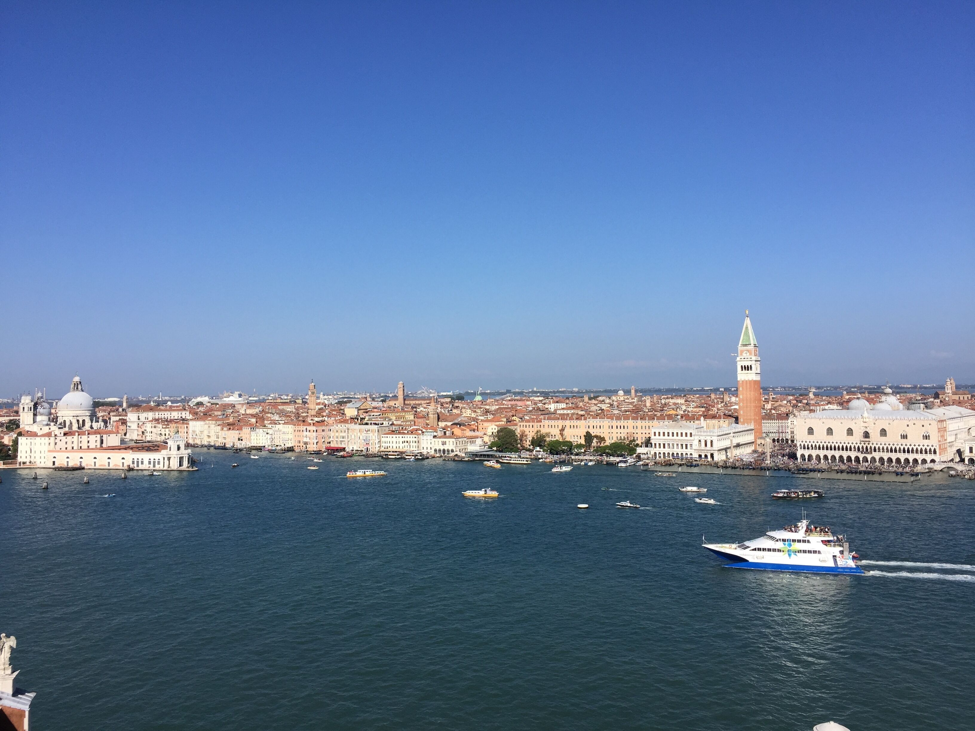 Een panoramisch uitzicht op het Canal Grande van Venetië, met historische gebouwen en de Campanile van San Marco.