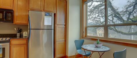 Køleskab, mikrobølgeovn, ovn, kogeplade