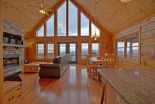 Scenic Cabin w/ Hot Tub, Panoramic Views, 8 mins to Hatley Pointe+ Biltmore Pass