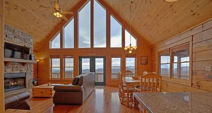 Scenic Cabin w/ Hot Tub, Panoramic Views, 8 mins to Hatley Pointe+ Biltmore Pass