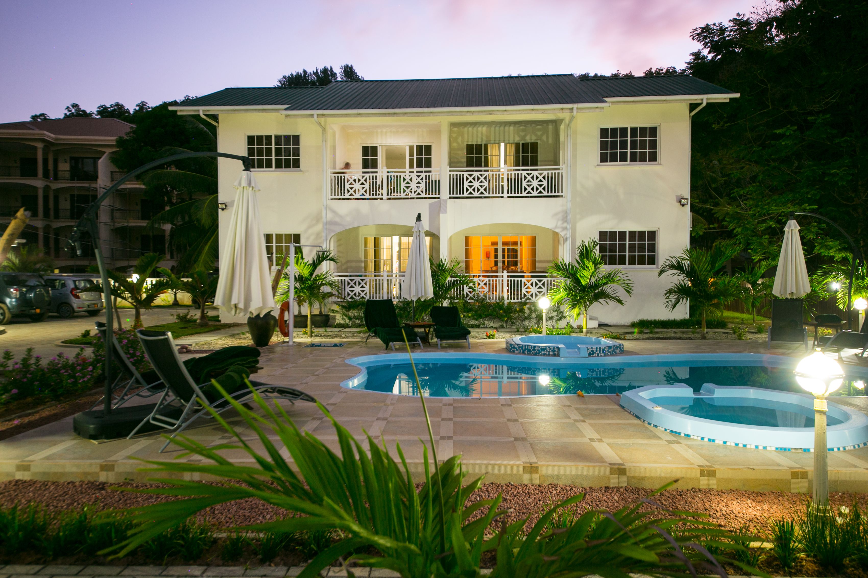 Façana frontal de l'allotjament (vespre/nit)