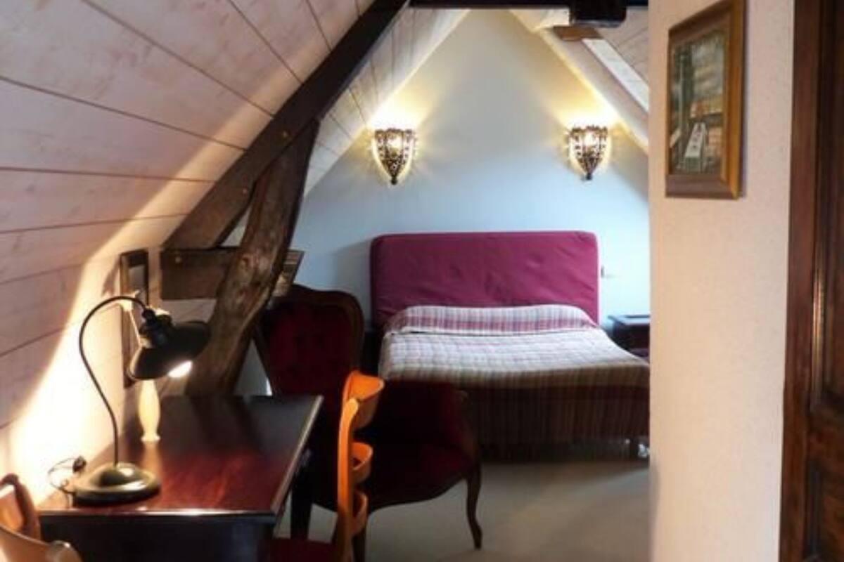 Double Room | Desk, free cots/infant beds, free WiFi, bed sheets