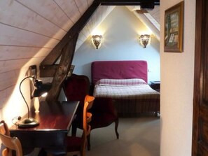 Double Room | Desk, free cribs/infant beds, free WiFi, bed sheets
