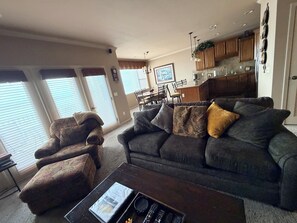 Smart TV, fireplace, DVD player, books - Relax In Luxury On Table Rock Lake, Close To Branson (Hollister)