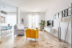 Living area - Central Station 2 - Apartment with Terrace, Florence (Firenze)
