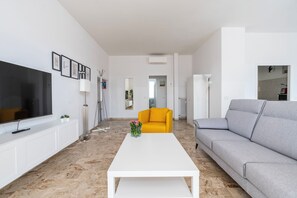 Living area - Central Station 2 - Apartment with Terrace, Florence (Firenze)