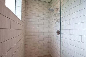 Ensemble douche/baignoire, sĂšche-cheveux, serviettes fournies