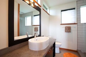 Combined shower/bathtub, hair dryer, towels