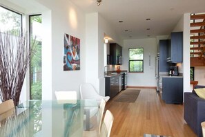 Interior - Bridge View Loft - Modern, Amazing Views, Walk to Downtown (Hood River)