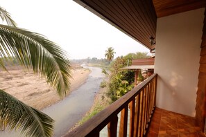 Deluxe Double Room | Balcony - The Good View Guesthouse (Mae Sariang)