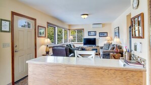 Lobby - Garden Cottage (By the Sea) (Yachats)