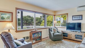 TV, DVD player - Garden Cottage (By the Sea) (Yachats)