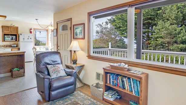 TV, DVD player - Garden Cottage (By the Sea) (Yachats)