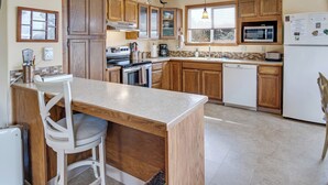 Coffee/tea maker, fridge, microwave, oven - Garden Cottage (By the Sea) (Yachats)
