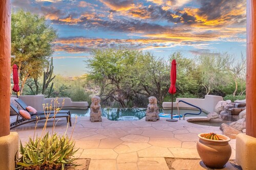 SUMMER OASIS! 40 o/o Off May-Sept. Private Pool/Spa + Golf Cart. Beat-the-Heat!