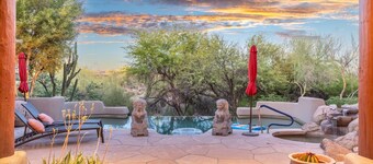 SUMMER OASIS! 40 o/o Off May-Sept. Private Pool/Spa + Golf Cart. Beat-the-Heat!