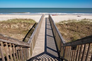 Sulla spiaggia, lettini da mare