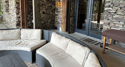 Timberframe Spa Lodge metsässä Skaneateles-järvellä, NY