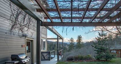 Gorgeous, Views, Perfect Hood River Getaway!