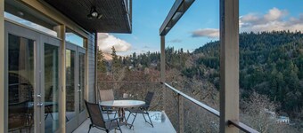 Hazel House - Gorgeous, Views, Perfect Hood River Getaway!