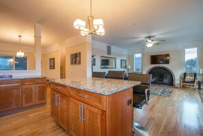 Interior - Hazel House - Gorgeous, Views, Perfect Hood River Getaway! (Hood River)