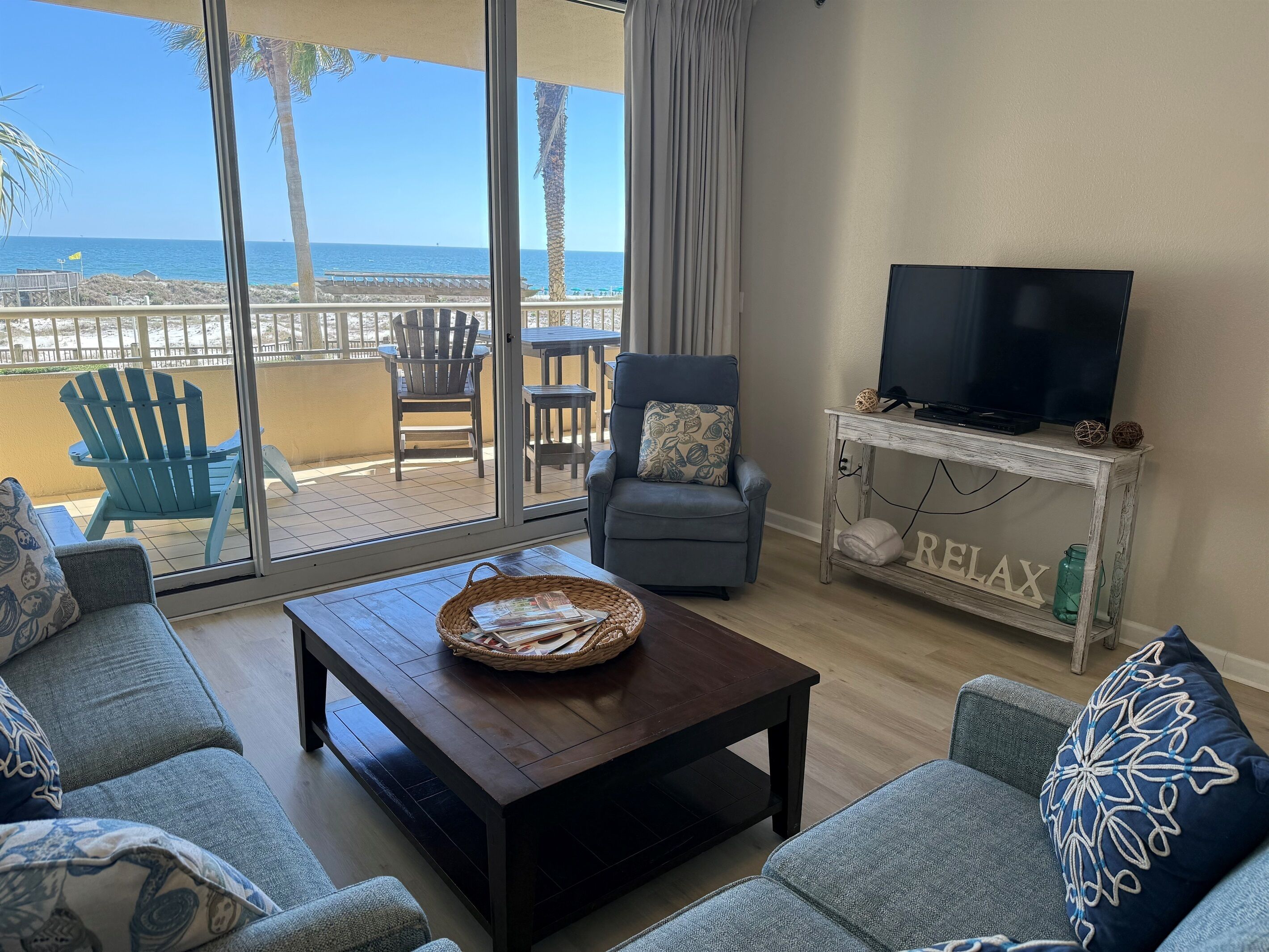 Televisor intel·ligent, reproductor de DVD i futbolí 