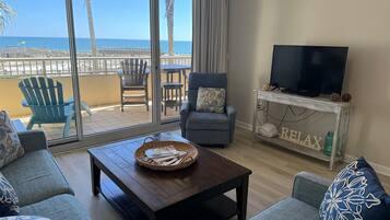 Televisor intel·ligent, reproductor de DVD i futbolí