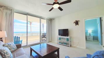 Smart TV, reproductor de DVD, futbolito y tenis de mesa