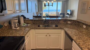 Frigorífic, microones, forn i placa de cuina