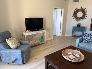 Smart TV, reproductor de DVD, futbolito y tenis de mesa
