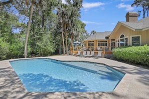 A heated pool - Beach Home New Kitchen 2 Minutes to the Beach! Bikes & Beach Gear included (Hilton Head Island)