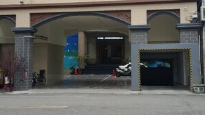 Un edificio de dos pisos con techo plano y una entrada central.