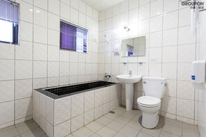 Quarto casal empresarial | Banheiro | Produtos de toalete grátis, secador de cabelo, chinelos 