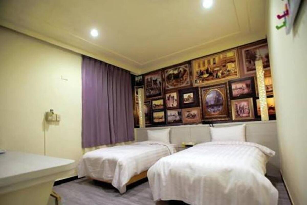 Business Twin Room | Minibar, desk, blackout drapes, WiFi (free)