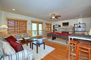 TV, peis, DVD-spiller og bøker