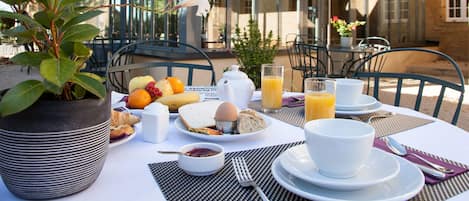 Desayuno buffet (EUR 14.50 por persona)
