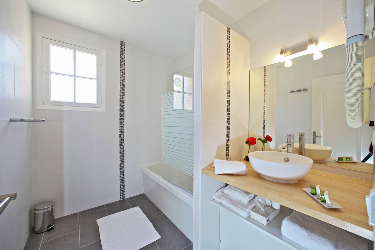 superior room (tradition) | bathroom | free toiletries, hair dryer, towels