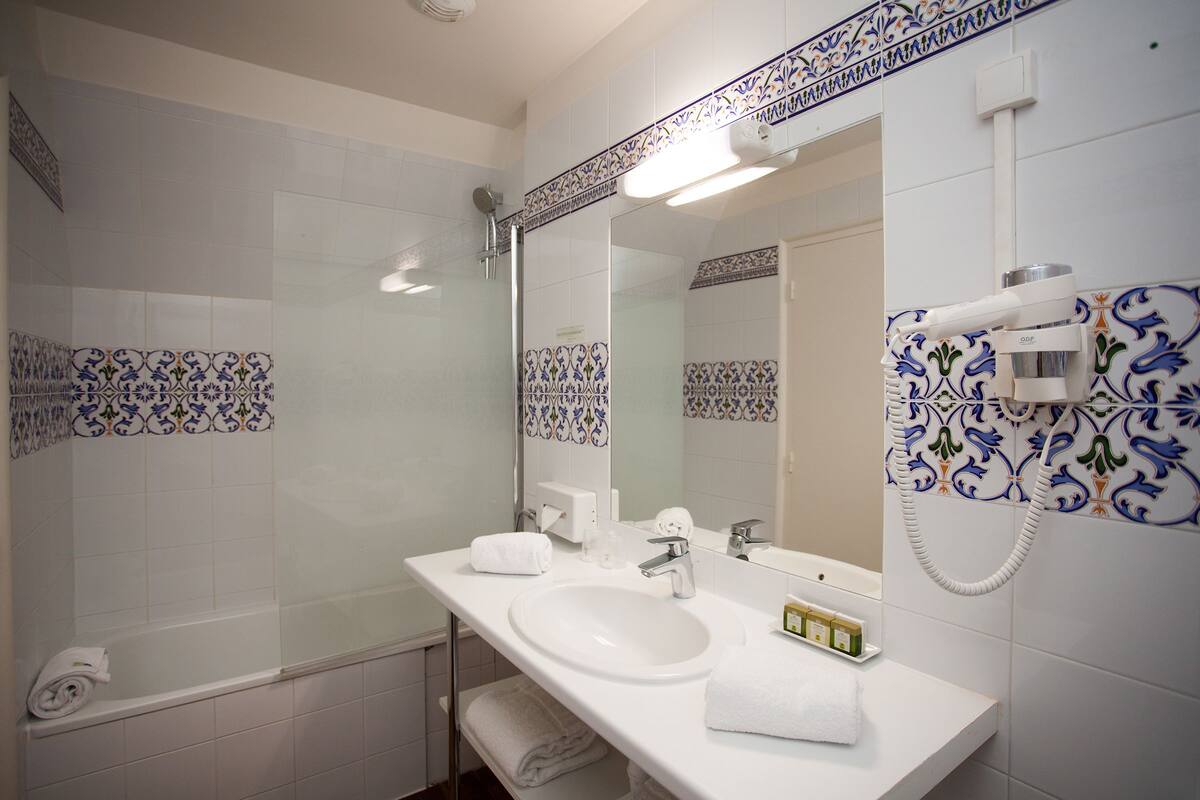 comfort room (tradition) | bathroom | free toiletries, hair dryer, towels