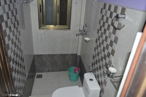 Comfort-lejlighed - 2 soveværelser - byudsigt | Badeværelse | Bruser, gratis toiletartikler, hårtørrer, håndklæder