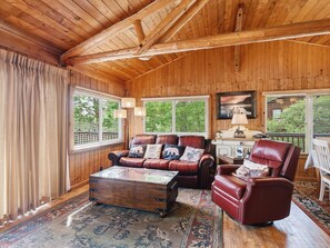 Smart TV, fireplace, Netflix, streaming services