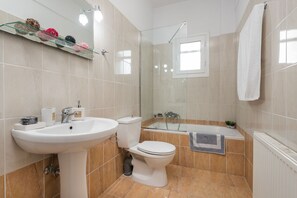Badezimmer | Badewanne, kostenlose Toilettenartikel, Haartrockner, Handtücher