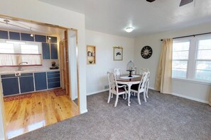 Dining - Wisteria Vine Cottage (Monticello)